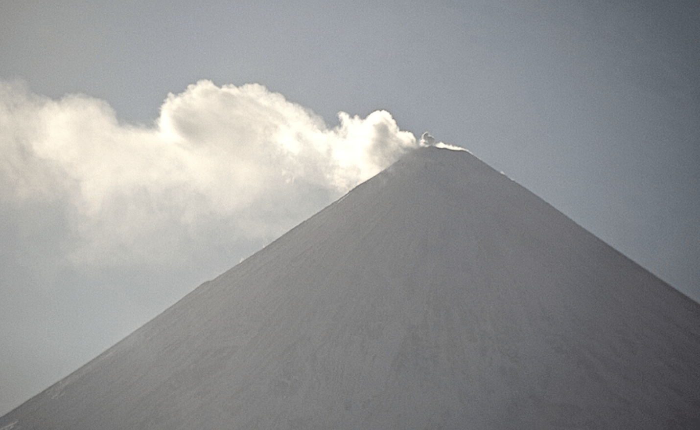 На Камчатке началось извержение крупнейшего действующего вулкана Евразии
