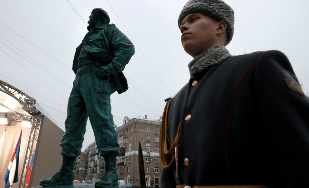 Памятник Фиделю Кастро открыли в Москве