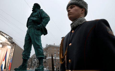 Памятник Фиделю Кастро открыли в Москве
