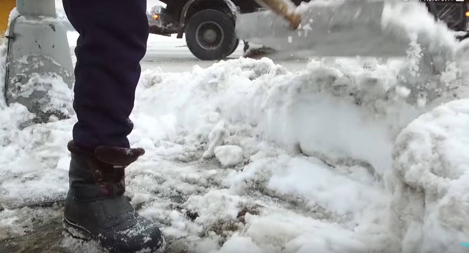 «Где она?»: депутат о нехватке снегоуборочной техники в Петербурге