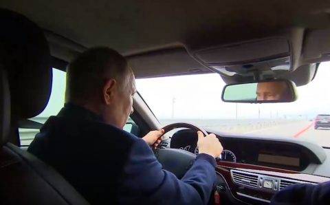 Путин за рулем автомобиля проехал по частично отремонтированному Крымскому мосту