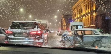 Неубранные дороги спровоцировали пробки в Петербурге в среду