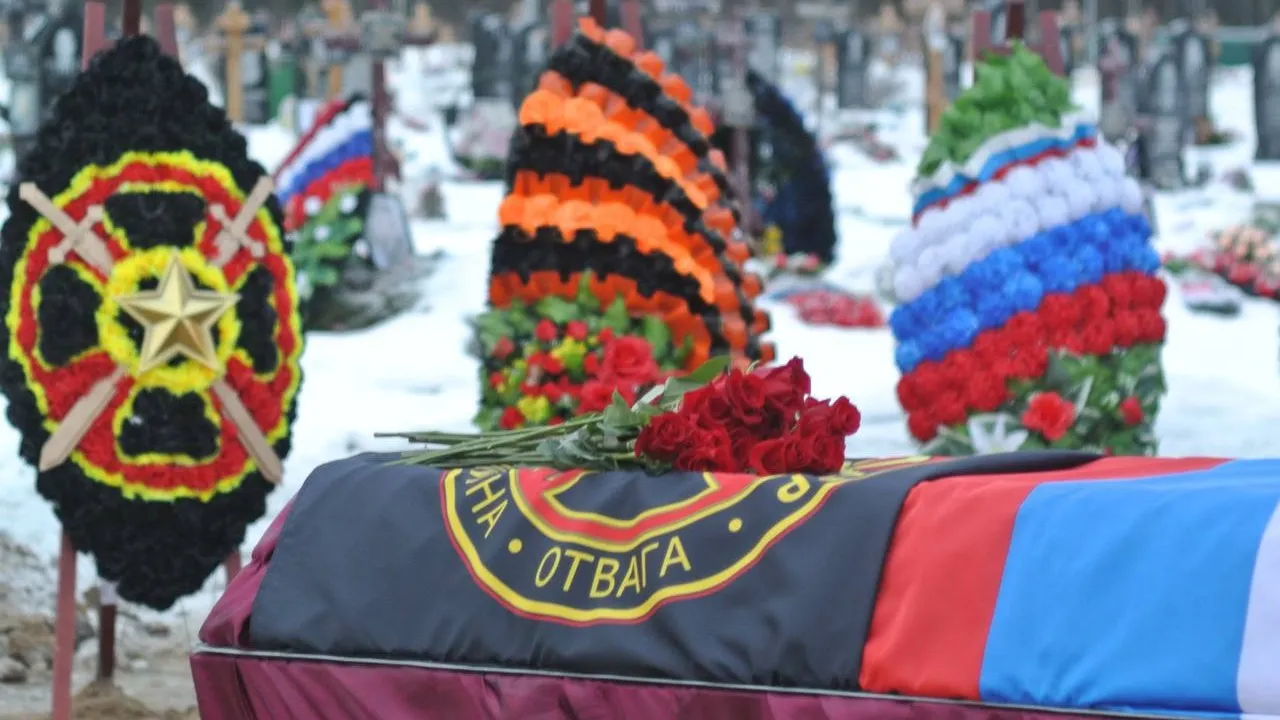 На Аллее Героев Белоостровского кладбища проходят похороны погибшего бойца ЧВК «Вагнер» Дмитрия Меньшикова