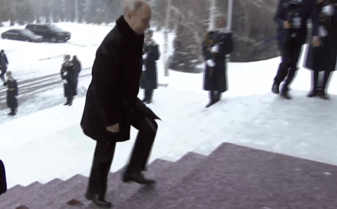 Появилось видео прибытия Владимира Путина на саммит ЕАЭС в Бишкеке