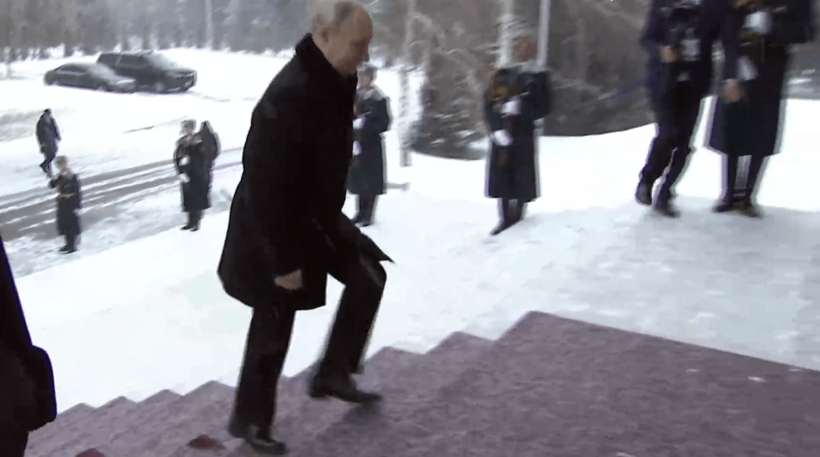 Появилось видео прибытия Владимира Путина на саммит ЕАЭС в Бишкеке