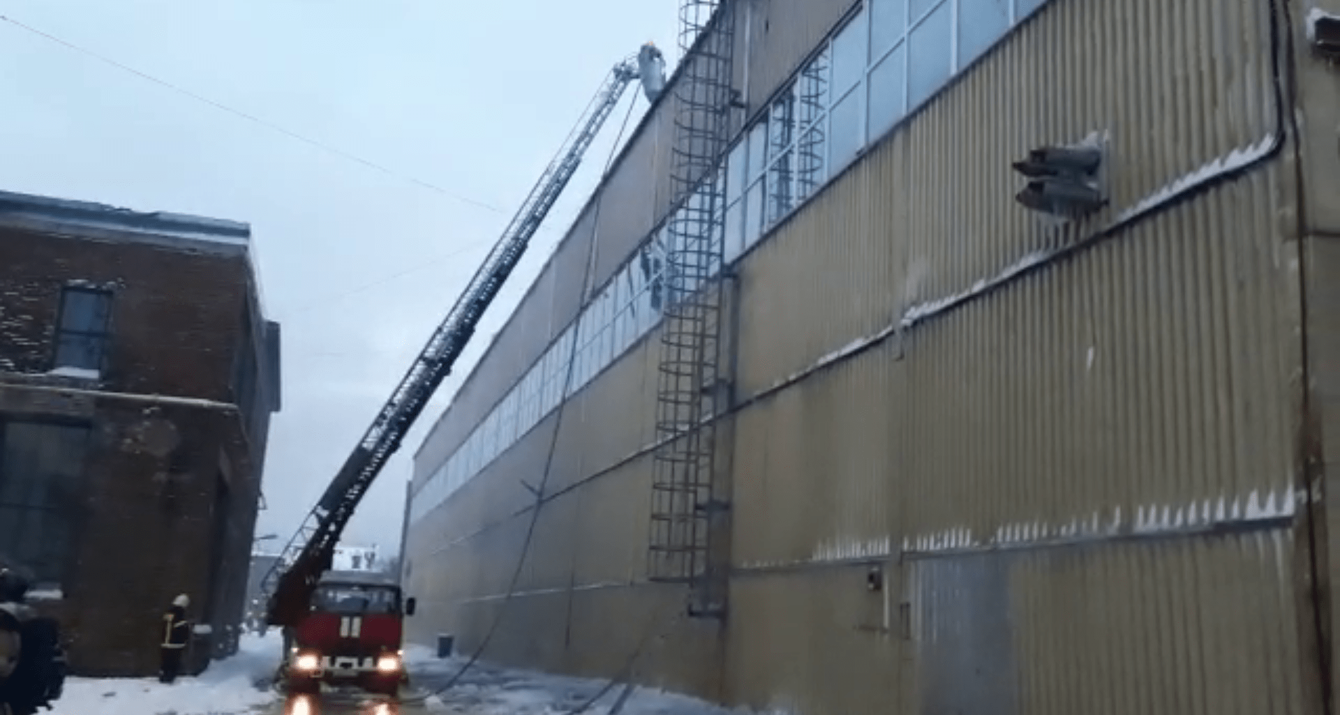 Пожар возле машиностроительного завода «Звезда»в Петербурге локализовали