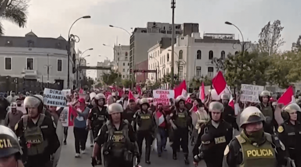 Бразилию и Перу охватили протесты на фоне ухода президентов