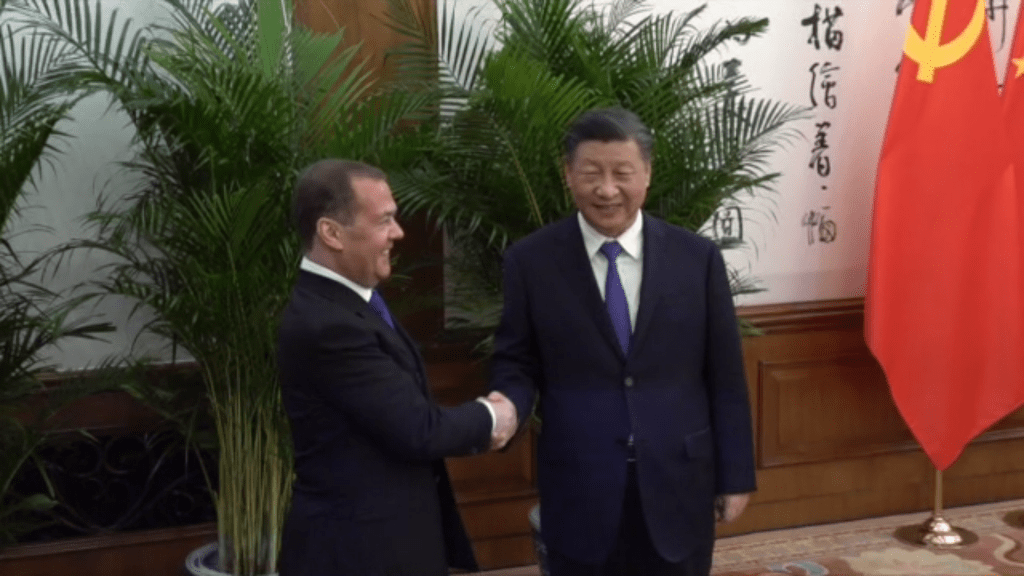 Медведев встретился с Си Цзиньпином в день переговоров Байдена с Зеленским