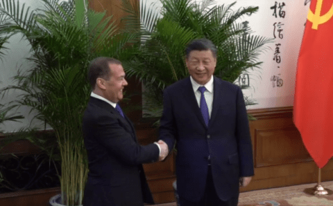 Медведев встретился с Си Цзиньпином в день переговоров Байдена с Зеленским