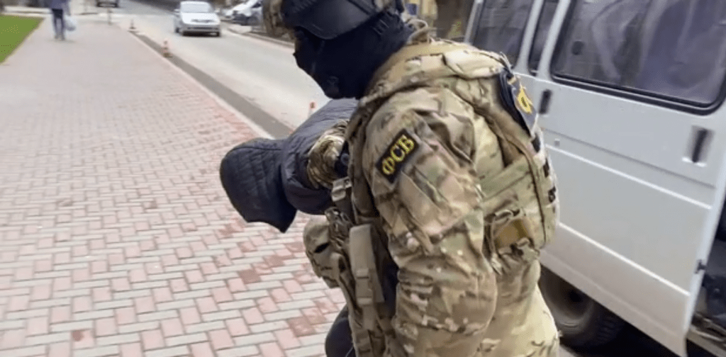 ФСБ: В Хабаровском крае заключили под стражу пособников сирийских террористов из «Хайят Тахрир аш-Шам»*
