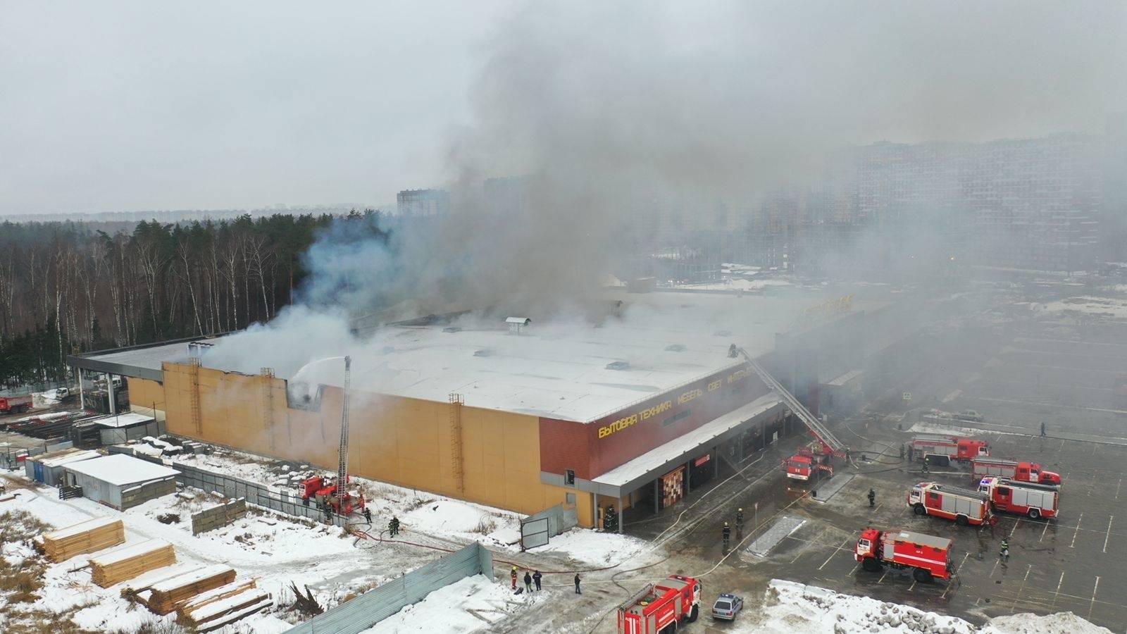 МЧС: в торговом центре «Стройпарк» в Подмосковье ликвидировали открытое горение