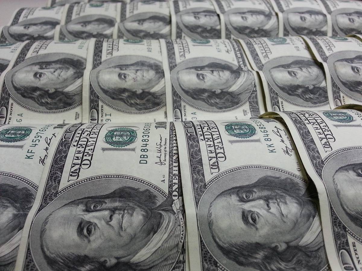 Биржевой курс доллара перевалил за 70 рублей впервые за последние семь месяцев