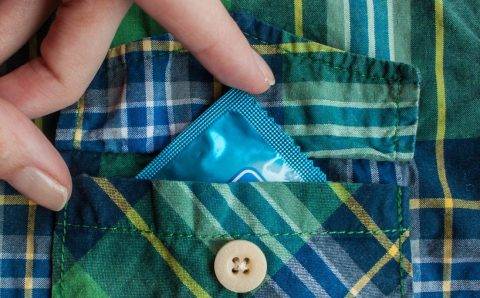 Франция сделает бесплатными аптечные презервативы для молодежи из-за роста ЗППП