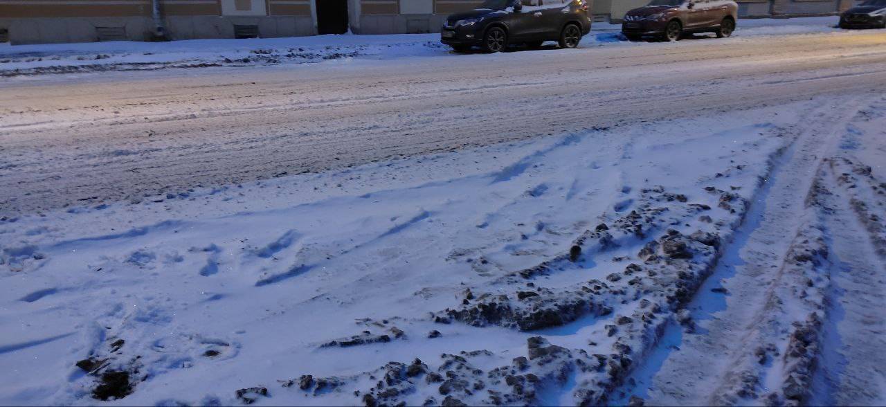 Петербургские коммунальщики не вывели снегоуборочную технику в понедельник после сильного снегопада