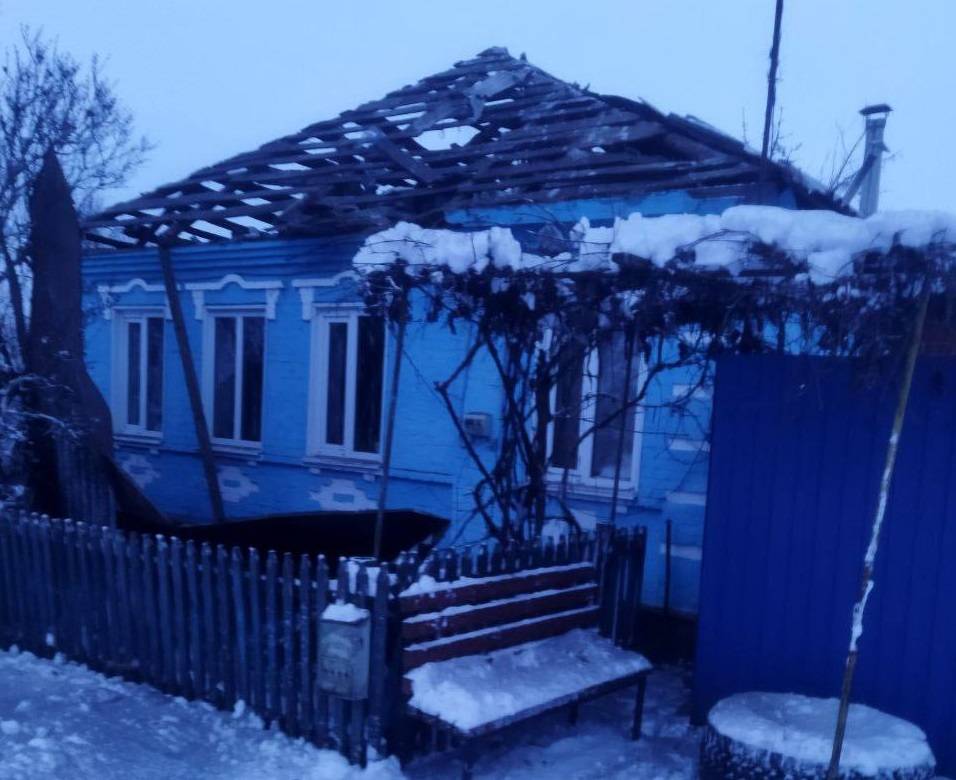Украинский снаряд пробил крышу жилого дома в Белгородской области