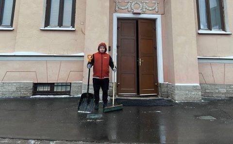 Дворник Умиджон – достойная замена Беглову: Петербуржцы запустили флешмоб на фоне некачественной уборки города