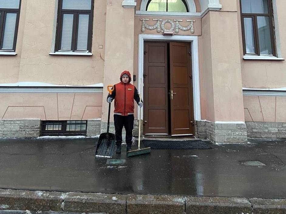 Дворник Умиджон – достойная замена Беглову: Петербуржцы запустили флешмоб на фоне некачественной уборки города
