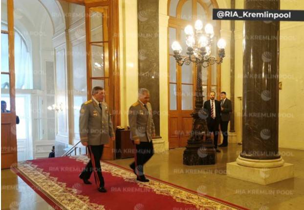 Министр обороны РФ Шойгу и начальник Генштаба Герасимов прибыли в Кремль при параде