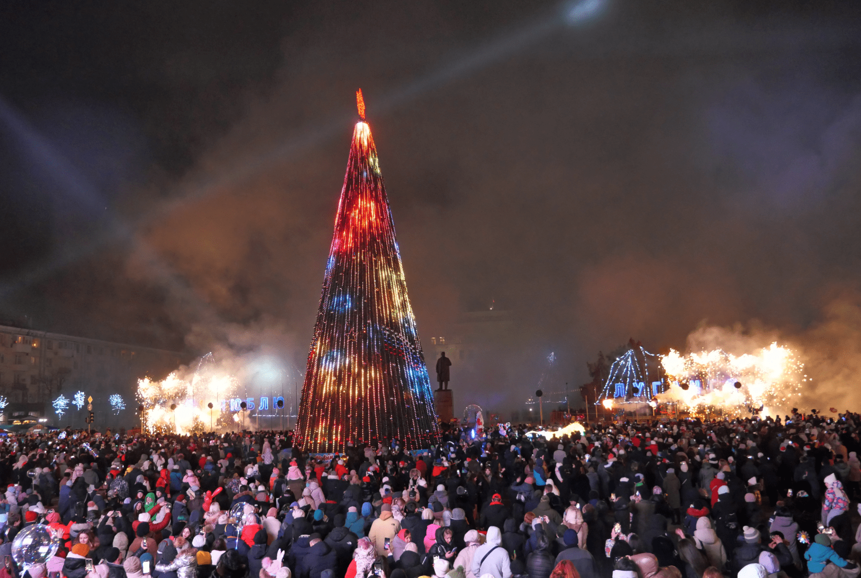 На центральной площади Луганска зажгла огни главная елка республики