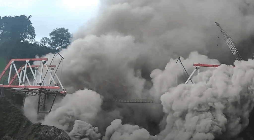 Выброс столба пепла на индонезийском вулкане Семеру составил полтора километра