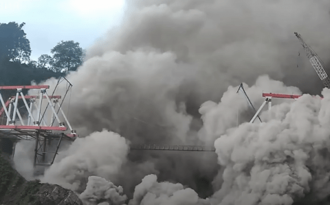 Выброс столба пепла на индонезийском вулкане Семеру составил полтора километра