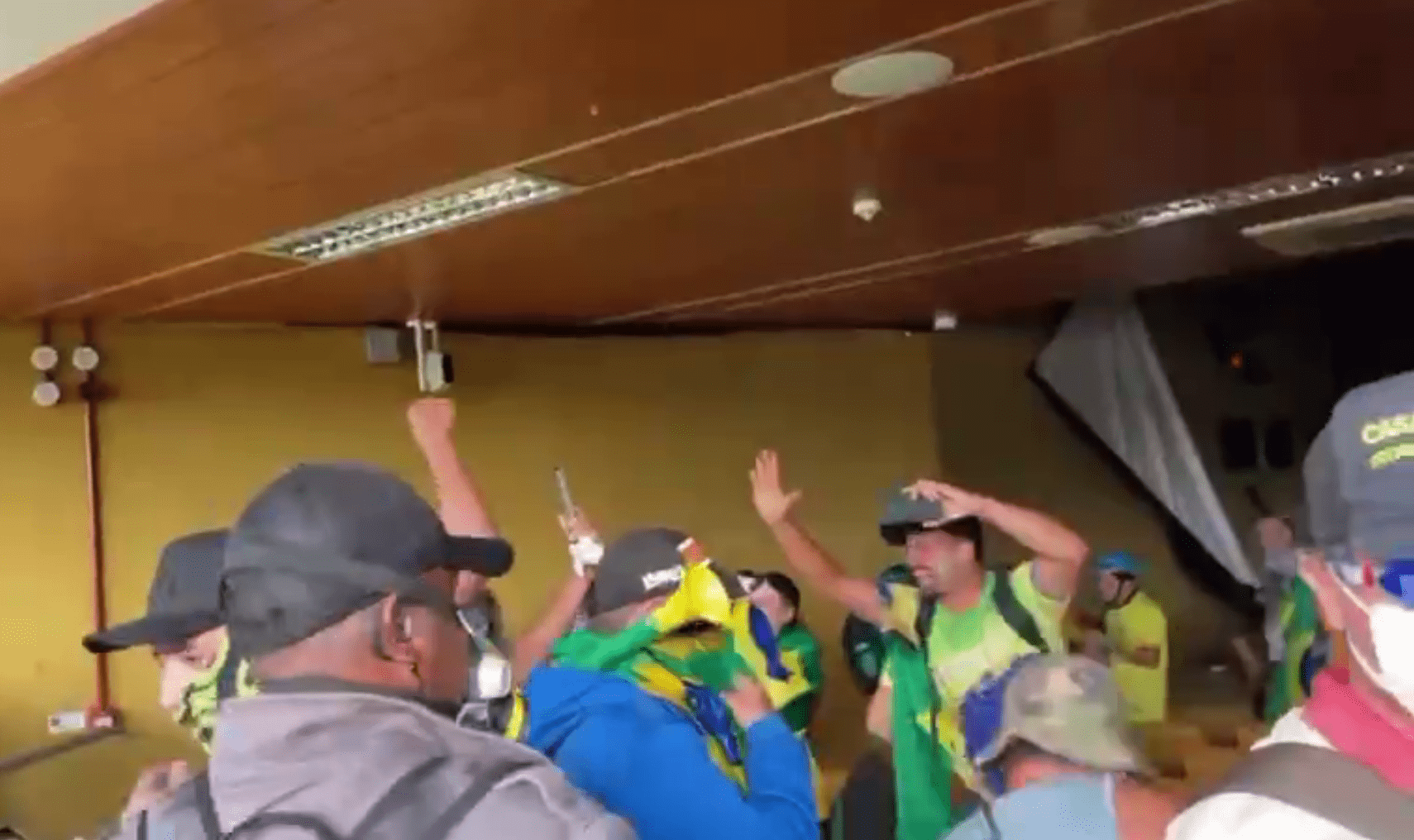 Режим чрезвычайной ситуации объявили в столице Бразилии из-за массовых беспорядков