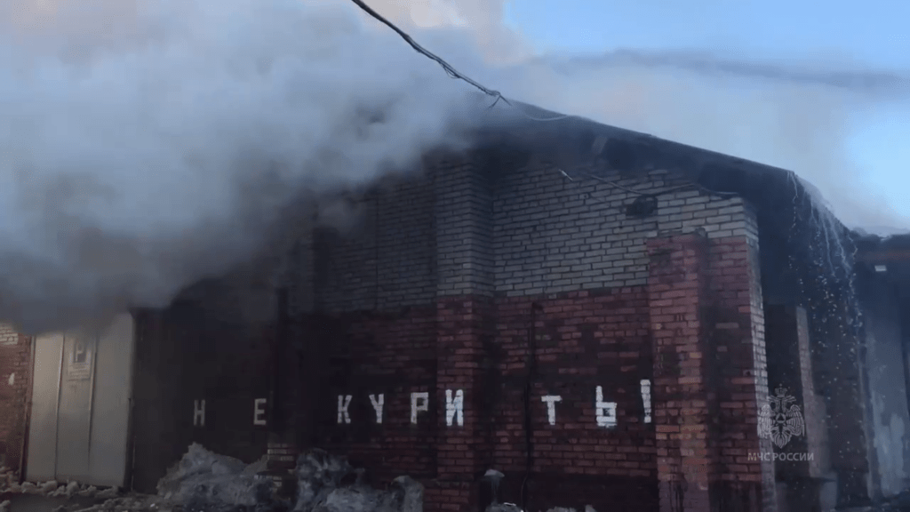 Пожар на алкогольном складе в Приморье охватил 1000 «квадратов»