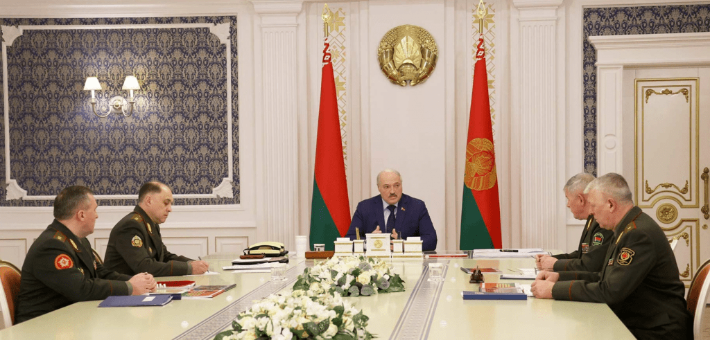 Лукашенко: обстановка вокруг Белоруссии в 2023 году стала непростой, как никогда ранее