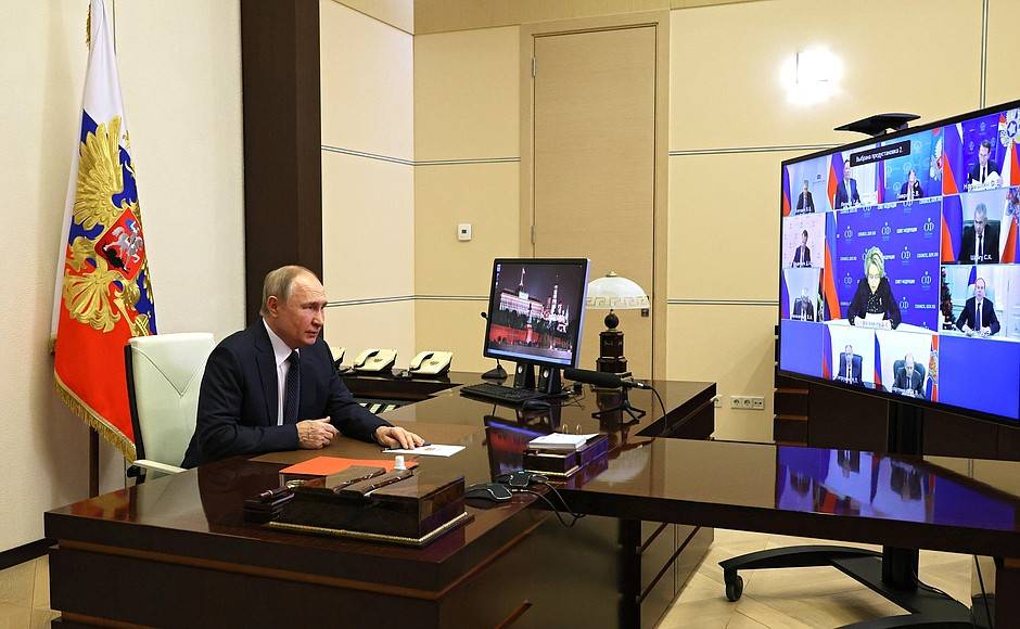 Президент РФ Путин обсудил ход спецоперации с членами Совета безопасности