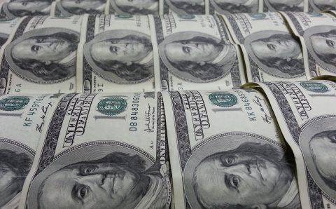 Курс доллара на Московской бирже поднялся до 72 рублей впервые в 2023 году