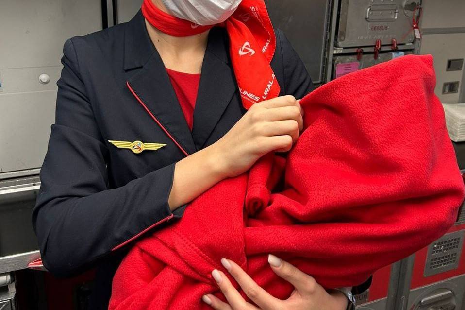 На борту самолета «Уральских авиалиний» во время полета родился ребенок