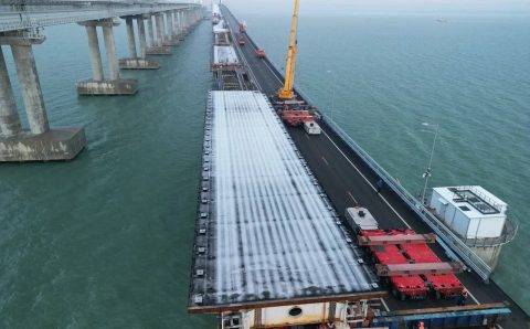 Второй пролет установили на левой стороне Крымского моста