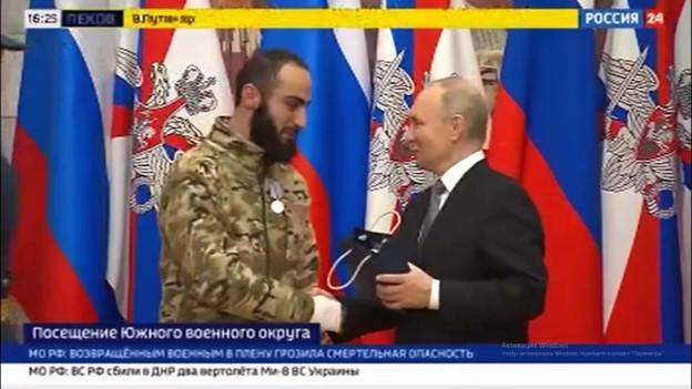 В соцсетях обратили внимание, что Владимир Путин лично наградил бойца из ЧВК «Вагнер»