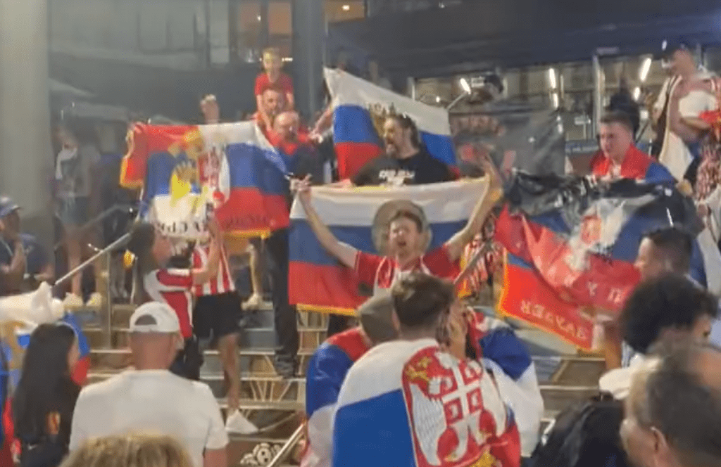 Болельщики принесли российский триколор с портретом Путина на Australian Open