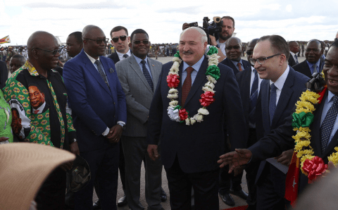 Танцы с барабанами и белорусский гимн: Лукашенко встретили в аэропорту Зимбабве