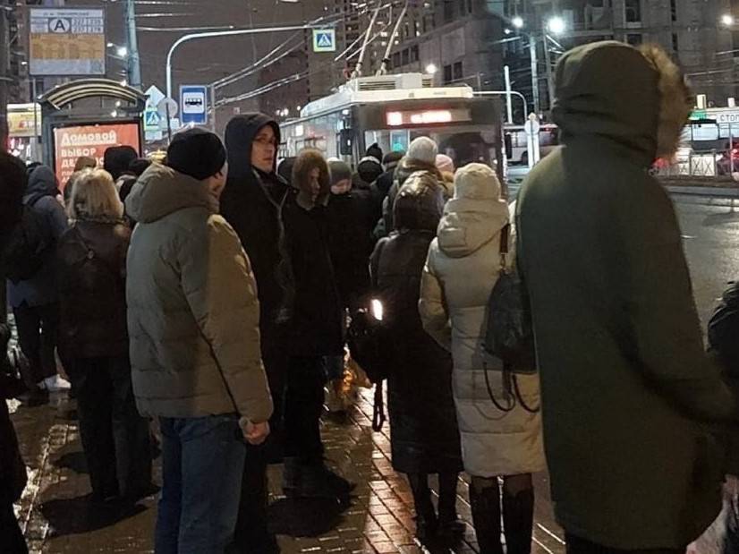 Петербуржцы на станции метро «Пионерская» столкнулись с транспортным коллапсом утром 26 января