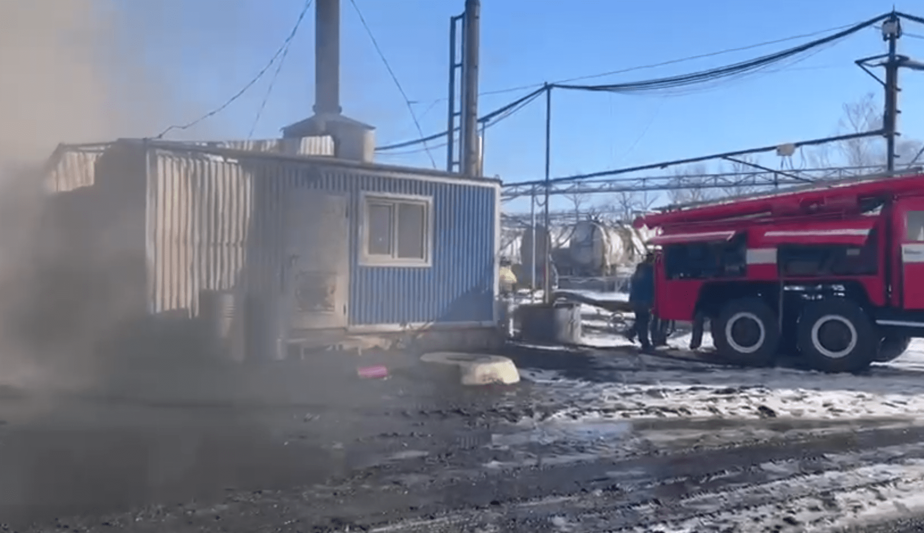 Завод нефтепродуктов загорелся в Ростовской области
