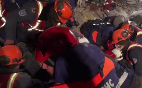 В Турции вытащили из-под завалов мужчину спустя 160 часов после землетрясения