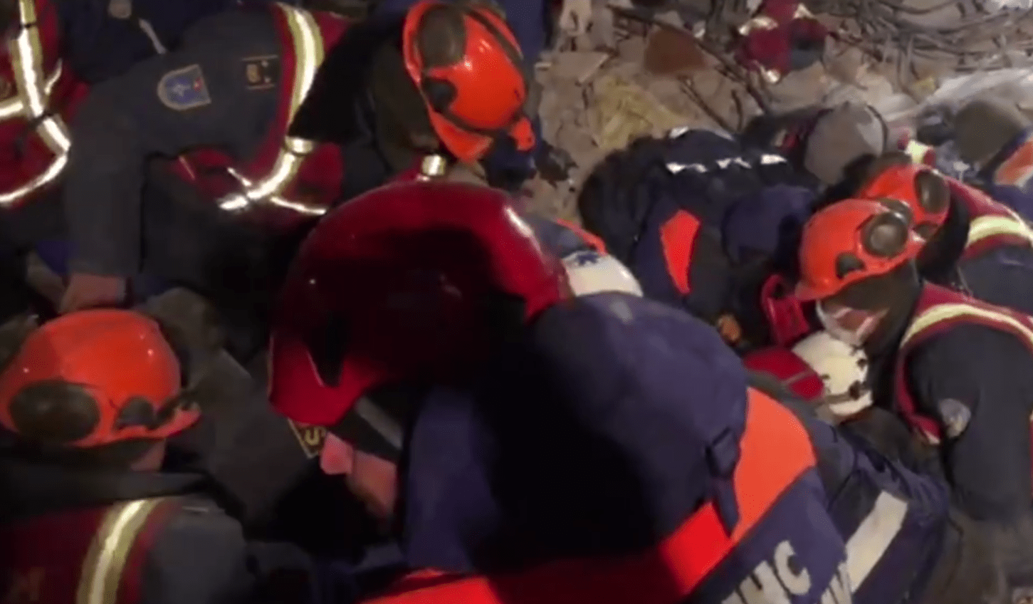 В Турции вытащили из-под завалов мужчину спустя 160 часов после землетрясения