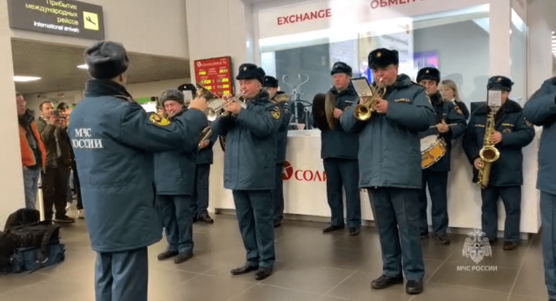 Вернувшихся из Турции российских спасателей встретили в Москве оркестром
