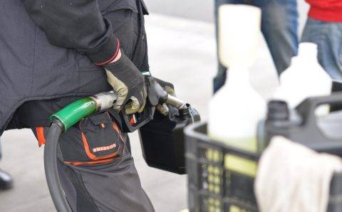 Власти Эстонии запретили ввозить в страну российский бензин в канистрах