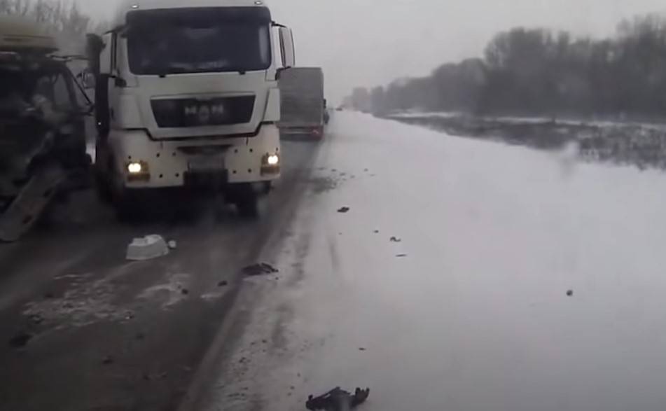 Трасса М-11 из Москвы в Петербург перекрыта из-за масштабной аварии с участием 32 авто