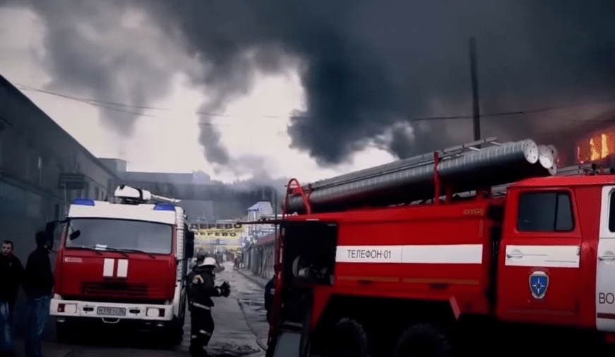 В Красноярске пытаются потушить пожар на складе площадью 2,5 тысячи квадратов