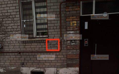Фасады домов Петербурга завешены объявлениями с рекламой наркотиков. Смольный «не видит» проблемы