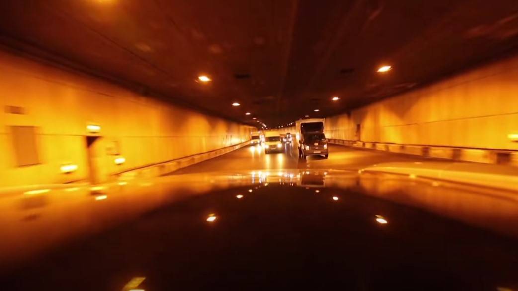 Движение в Лефортовском тоннеле Москвы полностью перекрыто из-за опрокинувшегося грузовика