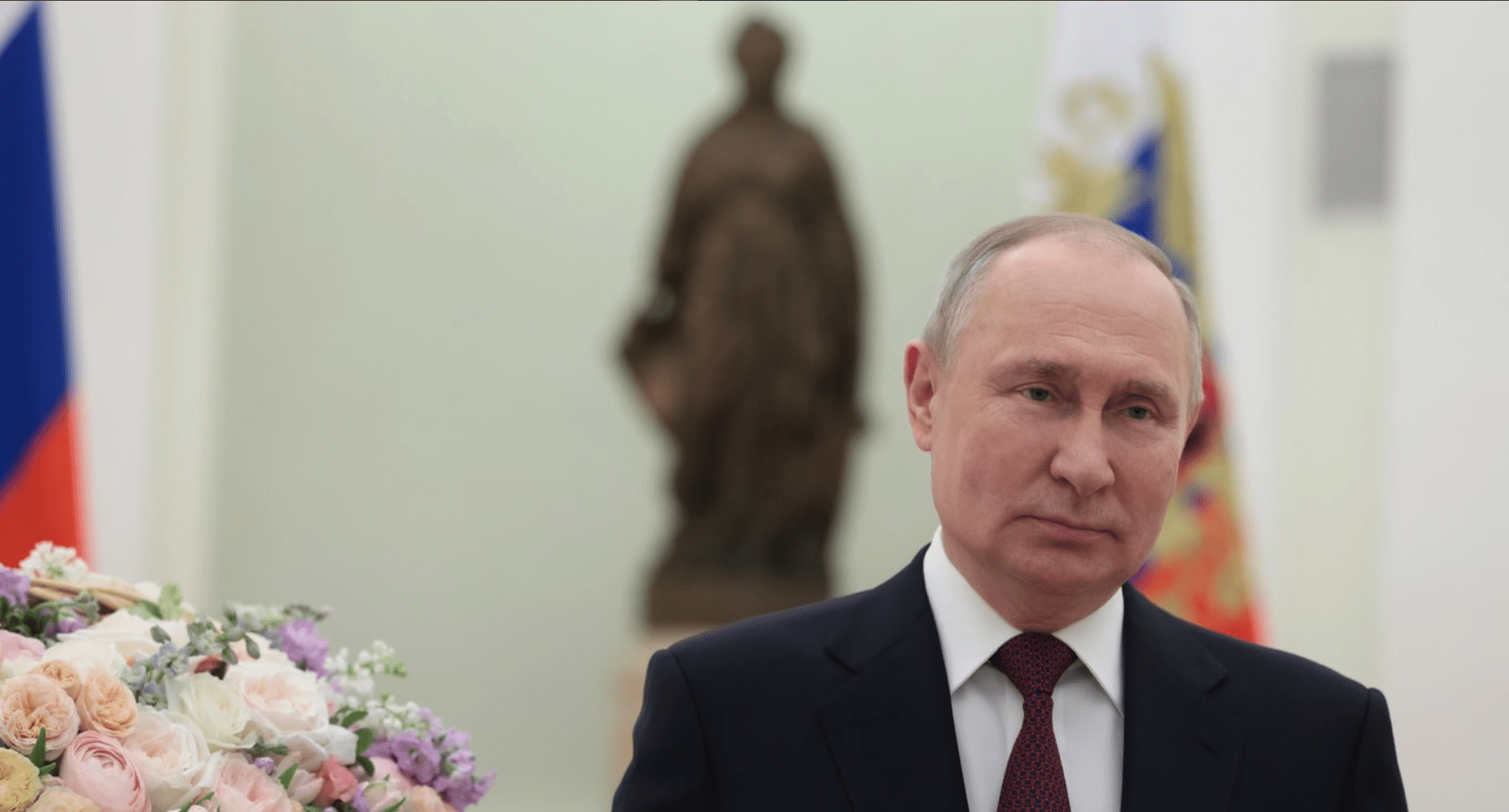 Путин с букетом цветов с днем рождения