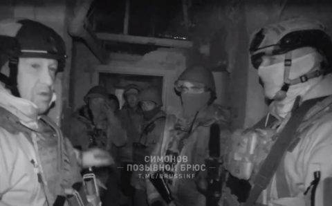 «Каждый дом — укреп»: Евгений Пригожин пообщался с бойцами ЧВК «Вагнер» в центре Бахмута