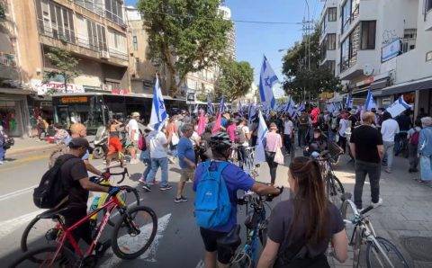 Израильские оппозиционеры вышли на улицы Тель-Авива с массовыми протестами