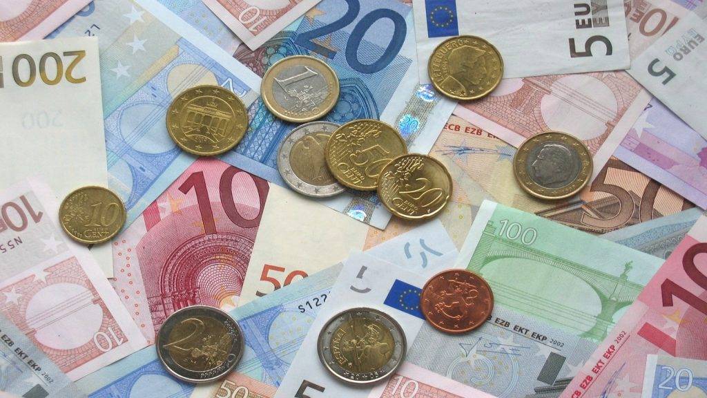 Курс евро превысил 84 рубля впервые за 11 месяцев
