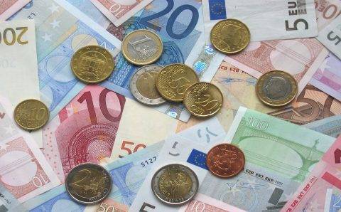 Курс евро превысил 84 рубля впервые за 11 месяцев